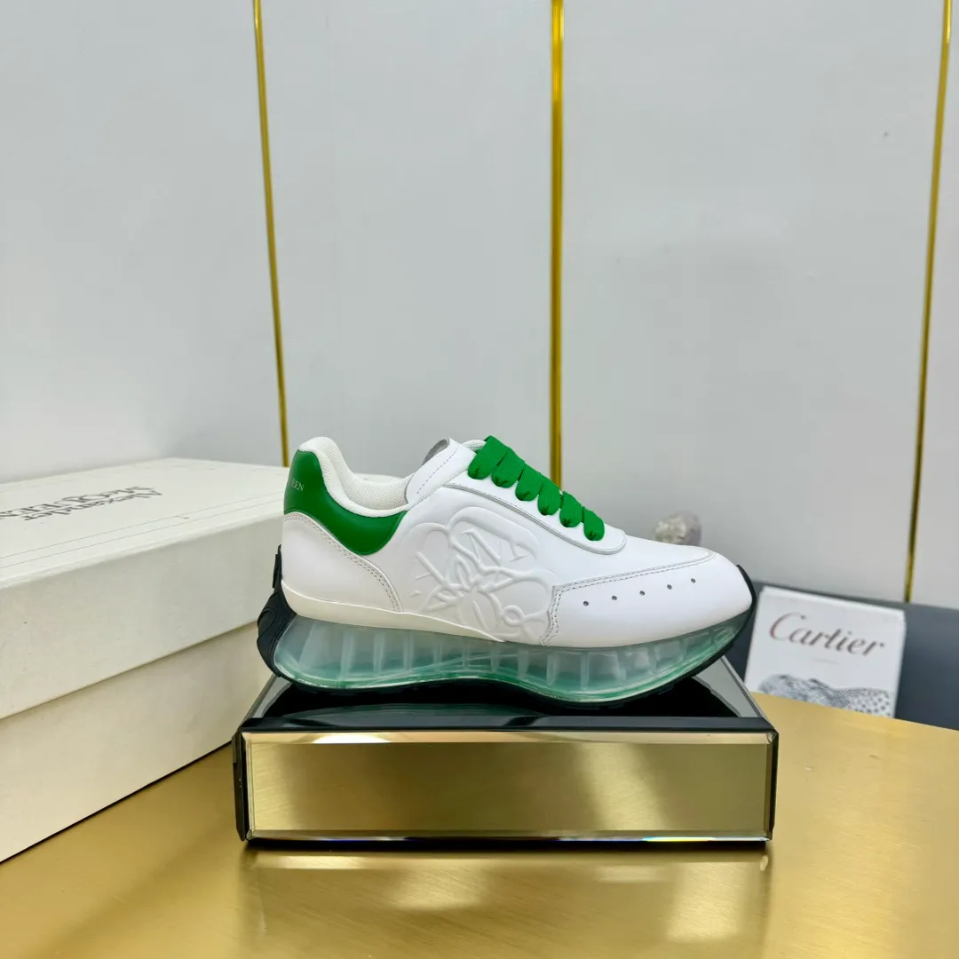 👟👟Ex-factory price 680👟👟 Top version of air cushion bottom, couple size 35-44 🔥ALEXANDER MCQUEEN/Alexander McQueen 2024 new Sprint sports running dad shoes top version Sprint Runner uses white imported environmentally friendly leather splicing and printed concave and convex font technology for the upper and outline Seal logo. Alexander McQueen LUGO logo on the heel and tongue with Alexander McQueen signature. The sneakers feature an oversized runner's sole, which makes running comfortable and convenient. Fabric: Calfskin and cloth Lining: Mesh and sheepskin lining Filled heel non-slip and wear-resistant back cover Foot: Imported PoLo injection molded sheepskin foot Outsole: Air cushion Standard size 35-44 Female size 35-39 Male size 40-44